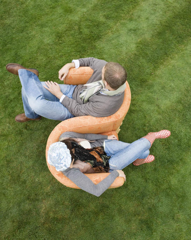 西方人,两个人,坐,竖图,俯视,室外,白天,爱情,草地,草坪,植物,帽子,椅子,欧洲,欧洲人,一把,阴影,服装,光线,影子,浪漫,二郎腿,扭头,休闲装,相视,草,衣服,绿色,阳光,转头,休闲,温暖,温馨,面对面,休闲服,恩爱,搭,恋人,服饰,对视,和睦,互视,搭着,相对,相看,无边帽,一顶,男人,男性,年轻女性,女人,女性,中年男性,白种人,情侣,坐着,彩图,高角度拍摄,全身,伴侣,融洽