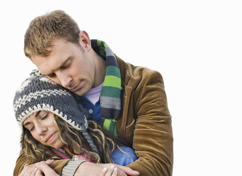 西方人,脸,头,脸颊,两个人,站,闭眼,抱,横图,室内,特写,白天,白色背景,正面,帽子,欧洲,欧洲人,一条,服装,装饰,扭头,休闲装,肩膀,衣服,围巾,靠,靠着,站着,转头,休闲,温暖,休闲服,搭,摄影,服饰,影棚,围脖,抱着,保暖,华丽,点缀,搂着,御寒,搭着,衬托,美观,雅致,雅观,一顶,编织帽,男人,男性,年轻女性,女人,女性,中年男性,白种人,头部,脸部,脸蛋,面部,闭眼睛,闭着眼,闭着眼睛,怀抱,搂,搂抱,相抱,拥抱,站立,半身,彩图,影棚拍摄,拍摄