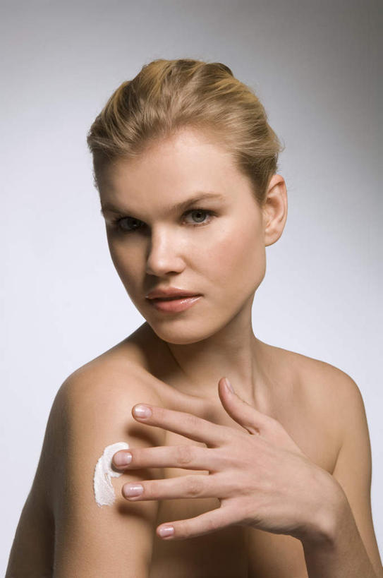 西方人,脸,头,脸颊,手,一个人,笑,摸,微笑,竖图,室内,特写,白天,正面,化妆,美容,欧洲,欧洲人,仅一个年轻女性,仅一个女性,仅一个人,抚摸,护肤,灰色背景,美白,润肤露,扭头,注视,裸露,肩膀,观察,看,清洁,转头,保养,享受,休闲,手部,放松,去角质,保健,摄影,影棚,观看,保湿,单手,察看,滋润,乳液,护肤品,关注,去死皮,裸,护肤用品,舒缓,养颜,去污,控油,紧肤,嫩肤,祛痘,去痘,祛角质,抗衰,再生,增白,补水,祛斑,抗皱,防皱,除皱,去皱,年轻女性,女人,女性,白种人,头部,脸部,脸蛋,面部,触摸,接触,半身,彩图,影棚拍摄,拍摄