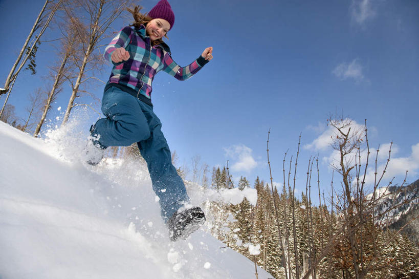 西方人,儿童,一个人,走,笑,微笑,露齿笑,横图,室外,白天,仰视,锻炼,旅游,度假,纯洁,运动,山,雪,雪山,植物,大雪,帽子,欧洲,欧洲人,仅一个女性,仅一个人,阴影,服装,光线,影子,冰,积雪,山峰,雪景,云,云朵,冬季,冬天,山峦,云彩,注视,休闲装,娱乐,树,树木,小孩,衣服,红色,蓝色,绿色,白云,蓝天,天空,阳光,自然,天,低头,观察,看,仅一个小孩,享受,休闲,休闲服,放松,寒冷,可爱,童年,童趣,服饰,生长,晴朗,成长,观看,察看,冰冷,关注,室外运动,户外运动,童真,烂漫,无邪,一顶,编织帽,严寒,冰凉,酷寒,凛冽,凛凛,极冷,垂头,天真,女孩,女人,女性,白种人,孩子,晴空,步行,散步,走路,彩图,低角度拍摄,全身,健身,女生