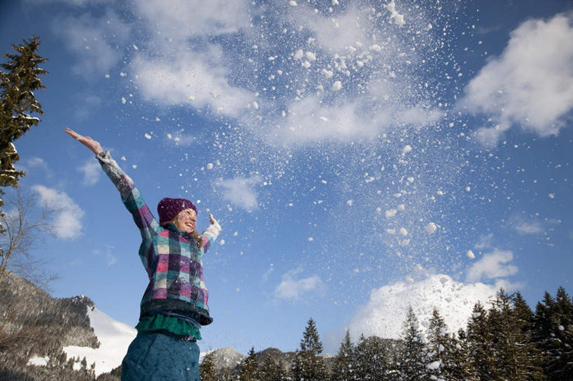 西方人,儿童,一个人,站,举,伸展双臂,笑,微笑,露齿笑,横图,室外,白天,仰视,锻炼,旅游,度假,纯洁,运动,雪,植物,大雪,帽子,欧洲,欧洲人,仅一个女性,仅一个人,阴影,服装,光线,影子,冰,积雪,雪景,云,云朵,冬季,冬天,云彩,注视,休闲装,娱乐,树,树木,小孩,衣服,红色,蓝色,绿色,白云,蓝天,天空,阳光,自然,天,观察,看,托,站着,仅一个小孩,享受,休闲,休闲服,放松,寒冷,可爱,童年,童趣,服饰,生长,晴朗,成长,观看,察看,冰冷,关注,室外运动,下降,降落,户外运动,童真,烂漫,无邪,一顶,编织帽,严寒,冰凉,酷寒,凛冽,凛凛,极冷,降低,下跌,下落,天真,女孩,女人,女性,白种人,孩子,晴空,敞开双臂,举起,举手,举着,伸开双臂,向上举,向上伸,向上托,展开双肩,站立,张开手臂,张开双臂,半身,彩图,低角度拍摄,健身,女生