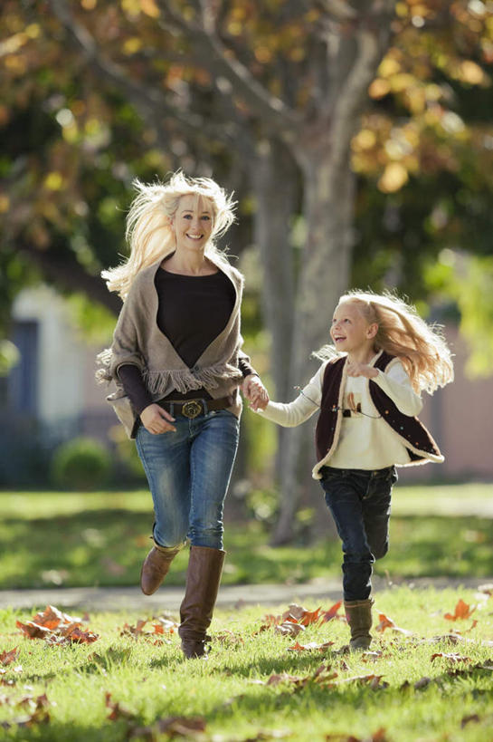 西方人,儿童,两个人,家庭,母亲,女儿,跑,握手,竖图,室外,白天,正面,纯洁,草地,草坪,植物,欧洲,欧洲人,阴影,服装,光线,影子,注视,休闲装,草,树,树木,小孩,衣服,绿色,阳光,自然,观察,看,休闲,温暖,温馨,母女,一家人,休闲服,可爱,母爱,童年,童趣,服饰,生长,成长,观看,和睦,察看,关注,童真,烂漫,无邪,天真,年轻女性,女孩,女人,女性,白种人,孩子,年轻人,搀手,拉手,跑步,手搀手,手拉手,手牵手,手握手,彩图,全身,融洽,女生