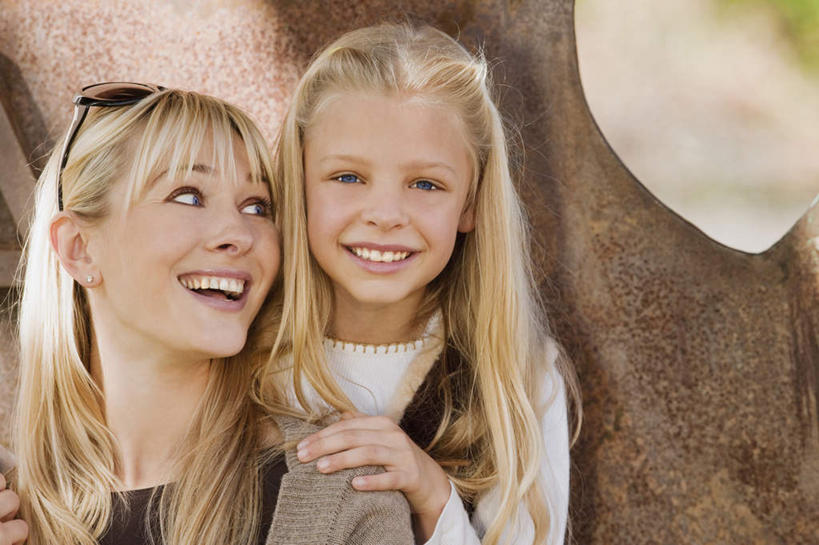 西方人,儿童,脸,头,脸颊,手,两个人,家庭,母亲,女儿,笑,微笑,露齿笑,横图,室外,特写,白天,正面,纯洁,欧洲,欧洲人,一副,服装,朦胧,模糊,墨镜,眼镜,树桩,扭头,注视,休闲装,肩膀,树,树干,小孩,衣服,太阳镜,太阳眼镜,观察,看,靠,靠着,转头,休闲,温暖,温馨,母女,一家人,手部,休闲服,木桩,遮阳镜,可爱,母爱,童年,童趣,搭,服饰,观看,单手,和睦,察看,搭着,关注,童真,烂漫,无邪,天真,年轻女性,女孩,女人,女性,白种人,孩子,年轻人,头部,脸部,脸蛋,面部,半身,彩图,融洽,女生