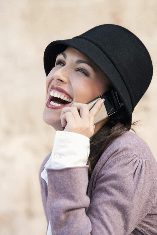 西方人,一个人,站,笑,打电话,微笑,露齿笑,竖图,室外,白天,侧面,电话,帽子,手机,欧洲,欧洲人,仅一个年轻女性,仅一个女性,仅一个人,握,服装,拿,拿着,注视,休闲装,通讯设备,衣服,观察,看,站着,休闲,休闲服,握着,服饰,观看,察看,关注,一部,交流,年轻女性,女人,女性,白种人,沟通,通话,站立,半身,彩图