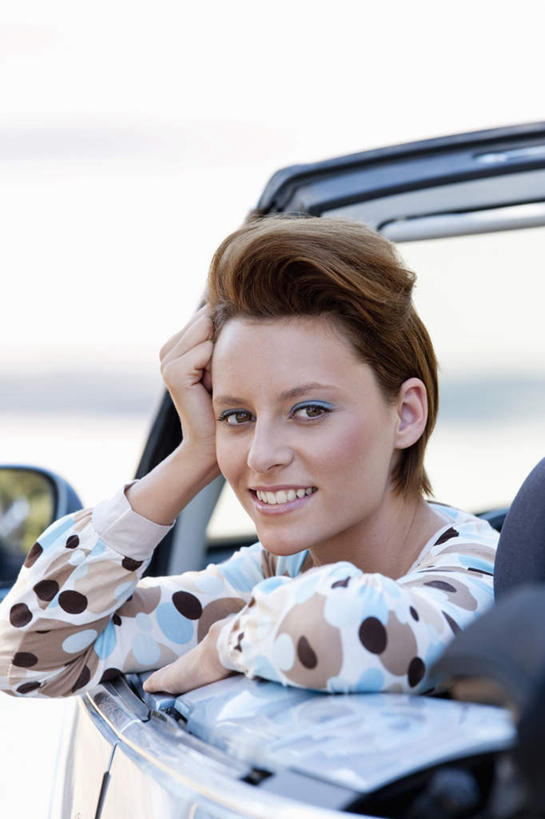 西方人,一个人,坐,笑,微笑,露齿笑,竖图,室外,白天,正面,窗户,汽车,欧洲,欧洲人,仅一个年轻女性,仅一个女性,仅一个人,一辆,撑,服装,朦胧,模糊,跑车,注视,休闲装,玻璃窗,车,衣服,交通工具,观察,看,趴着,休闲,休闲服,服饰,观看,察看,撑着,关注,载具,敞篷跑车,年轻女性,女人,女性,白种人,趴,坐着,半身,彩图