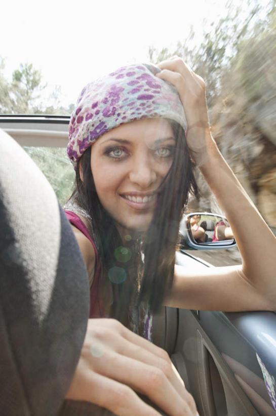 西方人,一个人,坐,笑,微笑,露齿笑,竖图,室外,白天,正面,植物,汽车,欧洲,欧洲人,仅一个年轻女性,仅一个女性,仅一个人,一辆,撑,阴影,服装,光线,头巾,影子,跑车,扭头,注视,休闲装,车,树,树木,衣服,蓝色,绿色,蓝天,天空,阳光,自然,交通工具,天,观察,看,转头,休闲,休闲服,服饰,生长,晴朗,成长,观看,察看,撑着,关注,载具,敞篷跑车,万里无云,年轻女性,女人,女性,白种人,晴空,晴空万里,坐着,半身,彩图