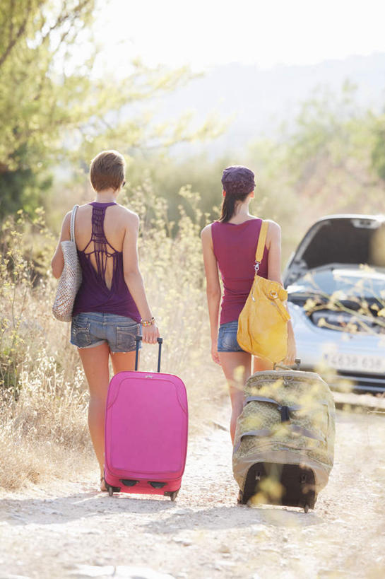 西方人,背,两个人,伙伴,朋友,走,竖图,室外,白天,友谊,植物,汽车,欧洲,欧洲人,一辆,握,阴影,服装,光线,包,拉杆箱,旅行箱,书包,影子,跑车,拿,拎,拿着,注视,休闲装,车,树,树木,背面,衣服,绿色,阳光,自然,背包,行李箱,箱子,交通工具,背着,观察,看,休闲,休闲服,握着,服饰,生长,成长,观看,出差,单肩包,察看,关注,载具,敞篷跑车,背负,友情,年轻女性,女人,女性,白种人,步行,散步,走路,彩图,全身,旅行,拎着