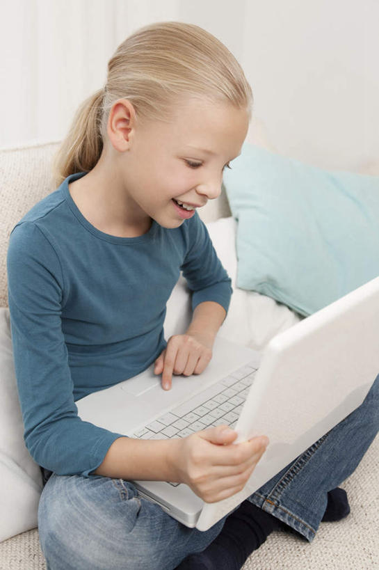 西方人,儿童,一个人,客厅,坐,笑,盘腿,微笑,露齿笑,竖图,俯视,室内,白天,纯洁,电脑,笔记本电脑,植物,靠垫,沙发,欧洲,欧洲人,仅一个女性,仅一个人,握,服装,网络,盆栽,靠枕,盆景,拿,拿着,注视,休闲装,通讯设备,小孩,衣服,绿色,自然,垫子,枕头,观察,看,仅一个小孩,休闲,休闲服,可爱,童年,童趣,握着,服饰,生长,成长,观看,察看,无线,起居室,关注,通信设备,无线网络,布艺沙发,无线上网,便携式电脑,童真,烂漫,无邪,客堂,天真,手提电脑,女孩,女人,女性,白种人,孩子,盘腿而坐,盘膝,盘着腿的,盘着腿坐,双腿交叉,坐着,半身,彩图,高角度拍摄,女生