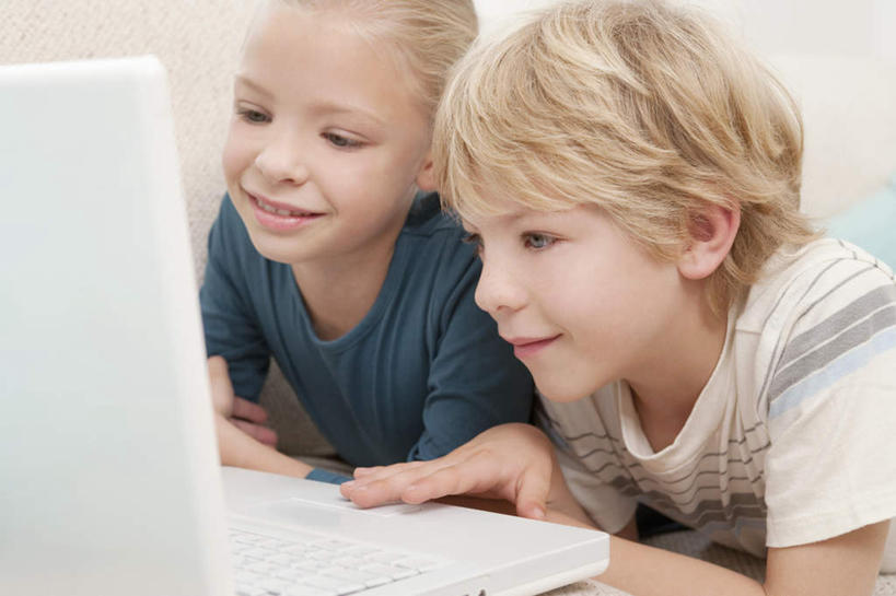 西方人,儿童,两个人,家庭,客厅,坐,笑,微笑,横图,室内,白天,正面,纯洁,电脑,笔记本电脑,植物,靠垫,沙发,欧洲,欧洲人,敲打,服装,网络,盆栽,靠枕,盆景,注视,休闲装,输入,通讯设备,小孩,衣服,绿色,自然,垫子,枕头,打字,观察,看,休闲,温暖,温馨,一家人,休闲服,可爱,童年,童趣,服饰,生长,成长,观看,点击,敲击,和睦,察看,无线,起居室,关注,通信设备,无线网络,布艺沙发,无线上网,便携式电脑,童真,烂漫,无邪,客堂,天真,按键,手提电脑,男孩,男人,男性,女孩,女人,女性,白种人,坐着,半身,彩图,融洽,男生,女生