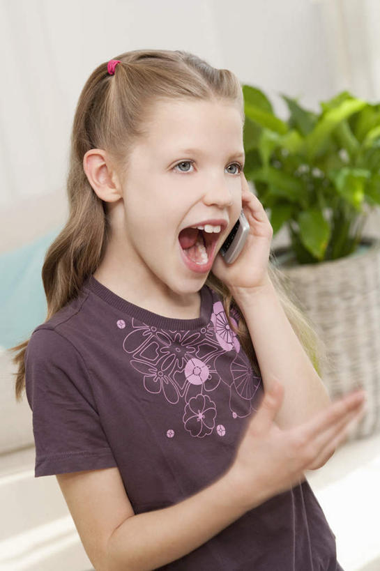 西方人,儿童,一个人,客厅,站,打电话,竖图,室内,白天,正面,纯洁,植物,靠垫,沙发,电话,手机,欧洲,欧洲人,仅一个女性,仅一个人,握,服装,盆栽,靠枕,盆景,拿,拿着,注视,休闲装,通讯设备,小孩,衣服,绿色,自然,垫子,枕头,观察,看,站着,张嘴,仅一个小孩,休闲,休闲服,可爱,童年,童趣,握着,服饰,生长,成长,观看,察看,起居室,关注,张大嘴巴,布艺沙发,童真,烂漫,无邪,客堂,交流,天真,女孩,女人,女性,白种人,孩子,张开嘴,沟通,通话,站立,半身,彩图,女生