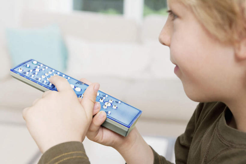 西方人,儿童,脸,头,脸颊,手,一个人,客厅,站,笑,微笑,横图,室内,特写,白天,侧面,纯洁,靠垫,沙发,欧洲,欧洲人,双手,仅一个男性,仅一个人,握,服装,朦胧,模糊,靠枕,拿,拿着,注视,休闲装,小孩,衣服,垫子,遥控器,枕头,观察,看,站着,仅一个小孩,休闲,手部,休闲服,可爱,童年,童趣,握着,服饰,观看,察看,起居室,关注,布艺沙发,童真,烂漫,无邪,客堂,天真,男孩,男人,男性,白种人,孩子,头部,脸部,脸蛋,面部,站立,半身,彩图,男生