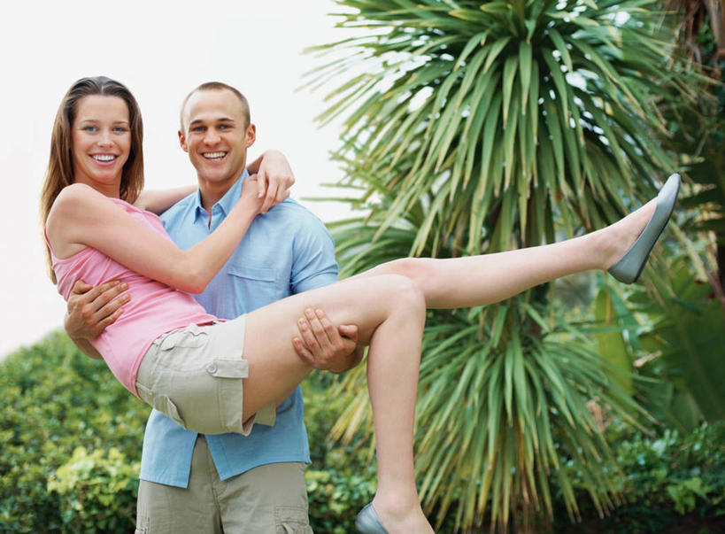 西方人,两个人,站,笑,微笑,露齿笑,横图,室外,白天,正面,爱情,草地,草坪,树林,植物,欧洲,欧洲人,服装,浪漫,注视,休闲装,草,树,树木,衣服,蓝色,绿色,蓝天,天空,自然,天,观察,看,站着,休闲,温暖,温馨,休闲服,恩爱,恋人,服饰,生长,晴朗,成长,观看,和睦,察看,关注,新娘抱,公主抱,万里无云,男人,男性,年轻男性,年轻女性,女人,女性,白种人,情侣,晴空,晴空万里,站立,半身,彩图,伴侣,融洽