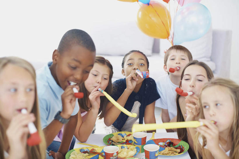 点心,西方人,儿童,伙伴,朋友,客厅,坐,笑,微笑,露齿笑,横图,彩色,室内,白天,正面,游戏,友谊,纯洁,餐桌,沙发,桌子,餐具,蜡烛,玩具,欧洲,非洲,黑人,欧洲人,许多,阴影,服装,朦胧,模糊,装饰,光线,碟子,火焰,盘,影子,烛光,塑料,食品,很多,许多人,燃烧,玩,注视,休闲装,文化,娱乐,食物,糕点,小孩,衣服,盘子,气球,塑料制品,碟,生日蛋糕,点燃,观察,看,祈祷,一群人,休闲,休闲服,橡胶,可爱,童年,童趣,许愿,服饰,餐台,观看,活动,纪念,华丽,修饰,祈求,点缀,察看,起居室,发泄,关注,消遣,智力,玩具吹卷,布艺沙发,童真,橡胶制品,烂漫,无邪,宣泄,衬托,美观,雅致,雅观,客堂,吹卷,平安,天真,友情,男孩,男人,男性,女孩,女人,女性,白种人,非洲人,玩耍,嬉戏,坐着,半身,彩图,蛋糕,男生,女生