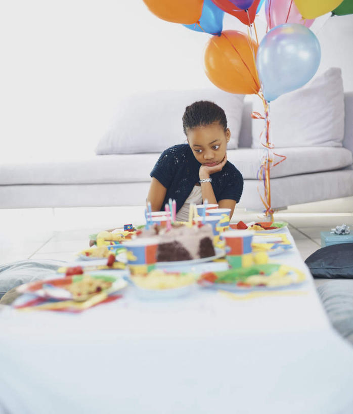 点心,西方人,儿童,一个人,客厅,坐,竖图,彩色,室内,白天,正面,纯洁,餐桌,沙发,桌子,餐具,蜡烛,欧洲,非洲,黑人,欧洲人,仅一个男性,仅一个人,许多,撑,阴影,服装,朦胧,模糊,装饰,光线,碟子,火焰,盘,影子,烛光,塑料,食品,很多,燃烧,托腮,注视,休闲装,文化,食物,糕点,小孩,衣服,盘子,气球,塑料制品,碟,生日蛋糕,点燃,观察,看,祈祷,托,仅一个小孩,休闲,休闲服,橡胶,可爱,童年,童趣,许愿,服饰,餐台,观看,纪念,华丽,修饰,祈求,点缀,察看,起居室,关注,托下巴,布艺沙发,童真,橡胶制品,烂漫,无邪,衬托,美观,雅致,雅观,客堂,平安,天真,男孩,男人,男性,非洲人,孩子,坐着,半身,彩图,蛋糕,男生