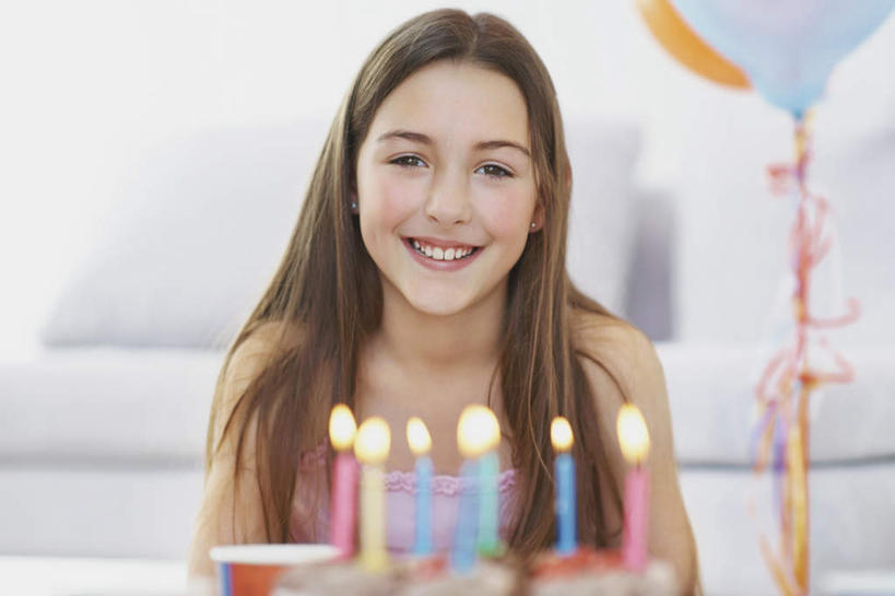 点心,西方人,儿童,一个人,伙伴,朋友,客厅,坐,笑,微笑,露齿笑,横图,彩色,室内,白天,正面,友谊,纯洁,餐桌,沙发,桌子,蜡烛,欧洲,欧洲人,仅一个女性,仅一个人,许多,阴影,服装,朦胧,模糊,装饰,光线,火焰,影子,烛光,塑料,食品,很多,燃烧,注视,休闲装,文化,食物,糕点,小孩,衣服,气球,塑料制品,生日蛋糕,点燃,观察,看,祈祷,仅一个小孩,休闲,休闲服,橡胶,可爱,童年,童趣,许愿,服饰,餐台,观看,纪念,华丽,修饰,祈求,点缀,察看,起居室,关注,布艺沙发,童真,橡胶制品,烂漫,无邪,衬托,美观,雅致,雅观,客堂,平安,天真,友情,女孩,女人,女性,白种人,孩子,坐着,半身,彩图,蛋糕,女生