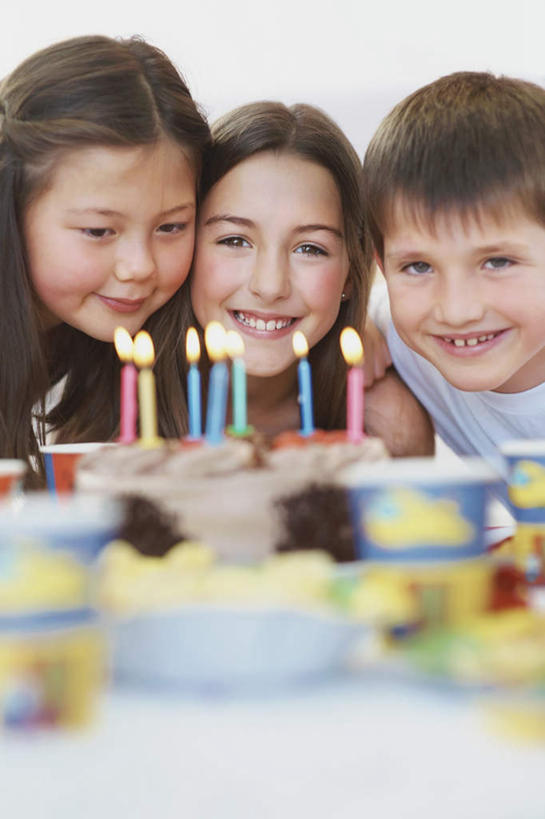 点心,西方人,儿童,三个人,伙伴,朋友,坐,笑,微笑,露齿笑,竖图,彩色,室内,白天,正面,友谊,纯洁,餐桌,桌子,餐具,蜡烛,欧洲,欧洲人,许多,阴影,服装,朦胧,模糊,装饰,光线,碟子,火焰,盘,影子,烛光,塑料,食品,很多,燃烧,注视,休闲装,文化,食物,糕点,小孩,衣服,盘子,气球,塑料制品,碟,生日蛋糕,点燃,观察,看,祈祷,休闲,休闲服,橡胶,可爱,童年,童趣,许愿,服饰,餐台,观看,纪念,华丽,修饰,祈求,点缀,察看,关注,童真,橡胶制品,烂漫,无邪,衬托,美观,雅致,雅观,平安,天真,友情,男孩,男人,男性,女孩,女人,女性,白种人,坐着,半身,彩图,蛋糕,男生,女生