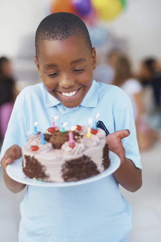 点心,西方人,儿童,一个人,站,捧,笑,微笑,露齿笑,竖图,彩色,室内,白天,正面,纯洁,餐桌,桌子,餐具,蜡烛,欧洲,非洲,黑人,欧洲人,仅一个男性,仅一个人,许多,阴影,服装,朦胧,模糊,装饰,光线,碟子,火焰,盘,影子,烛光,塑料,食品,很多,燃烧,注视,休闲装,文化,食物,糕点,小孩,衣服,盘子,气球,塑料制品,碟,生日蛋糕,点燃,观察,看,祈祷,站着,仅一个小孩,休闲,休闲服,橡胶,可爱,童年,童趣,许愿,服饰,餐台,观看,纪念,华丽,修饰,祈求,点缀,察看,关注,童真,橡胶制品,烂漫,无邪,衬托,美观,雅致,雅观,平安,天真,男孩,男人,男性,非洲人,孩子,端,端着,捧着,手捧,站立,半身,彩图,蛋糕,男生