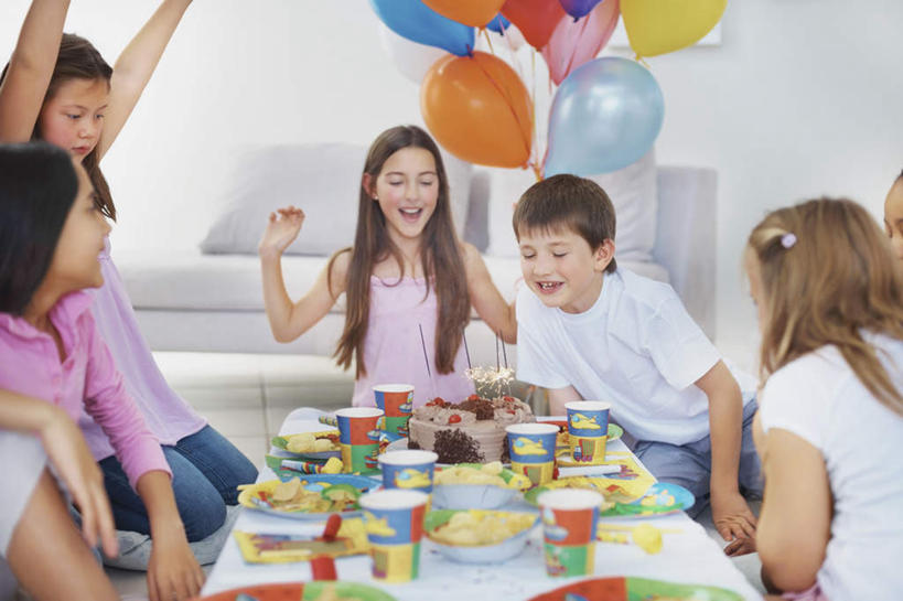 点心,西方人,儿童,伙伴,朋友,客厅,坐,举,笑,微笑,露齿笑,横图,彩色,室内,白天,正面,友谊,纯洁,餐桌,沙发,桌子,餐具,蜡烛,欧洲,非洲,黑人,欧洲人,许多,阴影,服装,朦胧,模糊,装饰,光线,碟子,火焰,盘,影子,烛光,塑料,食品,很多,许多人,燃烧,注视,休闲装,文化,食物,糕点,小孩,衣服,盘子,气球,塑料制品,碟,生日蛋糕,吹,点燃,观察,看,祈祷,托,一群人,休闲,休闲服,橡胶,可爱,童年,童趣,许愿,服饰,餐台,观看,纪念,华丽,修饰,祈求,点缀,察看,起居室,关注,布艺沙发,童真,橡胶制品,烂漫,无邪,衬托,美观,雅致,雅观,客堂,平安,天真,友情,男孩,男人,男性,女孩,女人,女性,白种人,非洲人,举起,举手,举着,向上举,向上伸,向上托,坐着,半身,彩图,蛋糕,男生,女生