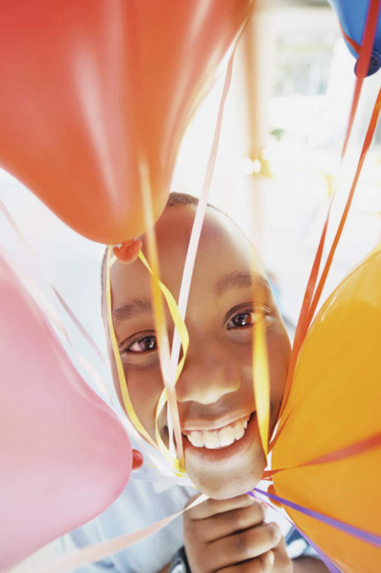 西方人,儿童,一个人,笑,微笑,露齿笑,竖图,俯视,彩色,室内,白天,纯洁,欧洲,欧洲人,仅一个男性,仅一个人,握,服装,装饰,塑料,拿,拿着,注视,休闲装,小孩,衣服,气球,塑料制品,观察,看,仅一个小孩,休闲,休闲服,橡胶,可爱,童年,童趣,握着,服饰,观看,华丽,修饰,点缀,察看,关注,童真,橡胶制品,烂漫,无邪,衬托,美观,雅致,雅观,天真,男孩,男人,男性,白种人,孩子,半身,彩图,高角度拍摄,男生