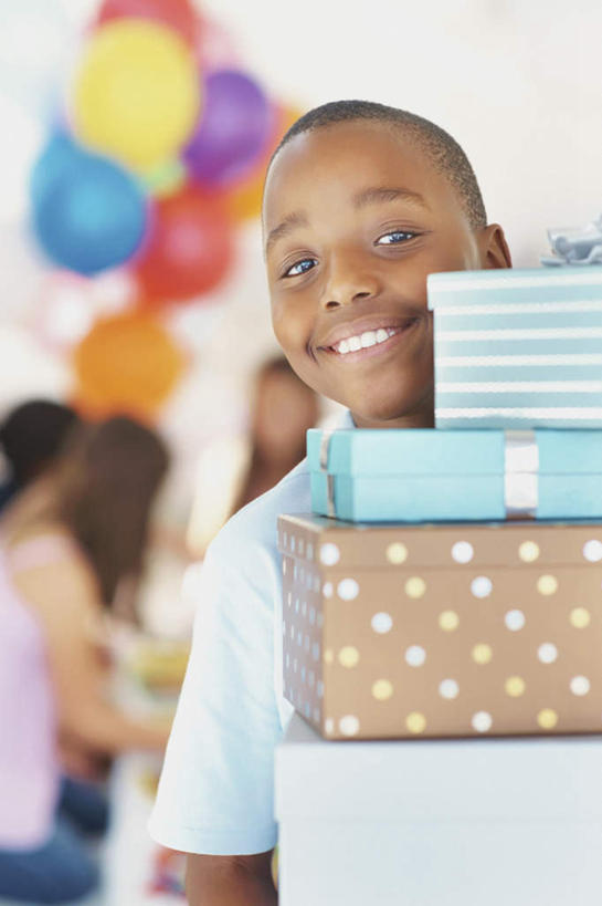 西方人,儿童,一个人,站,捧,笑,微笑,露齿笑,竖图,室内,白天,正面,纯洁,礼盒,礼物,欧洲,非洲,黑人,欧洲人,仅一个男性,仅一个人,一堆,许多,握,堆叠,堆积,服装,节日,朦胧,模糊,纸盒,很多,拿,拿着,注视,休闲装,文化,盒子,小孩,衣服,包装盒,礼品盒,观察,看,祈祷,站着,仅一个小孩,休闲,健康,休闲服,可爱,童年,童趣,握着,许愿,宗教,服饰,礼品,信仰,观看,纪念,堆,祈求,察看,关注,童真,烂漫,无邪,平安,天真,男孩,男人,男性,非洲人,孩子,端,端着,捧着,手捧,站立,半身,彩图,男生