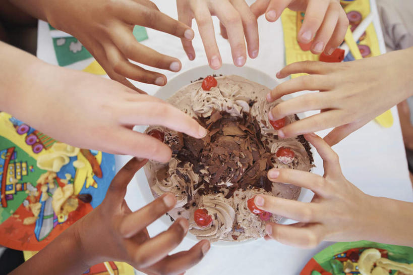 点心,西方人,儿童,手,伙伴,朋友,横图,俯视,室内,特写,白天,友谊,纯洁,餐桌,桌子,餐具,蜡烛,欧洲,非洲,黑人,欧洲人,握,阴影,光线,碟子,火焰,盘,影子,烛光,食品,许多人,燃烧,拿,拿着,文化,食物,糕点,小孩,盘子,碟,生日蛋糕,点燃,祈祷,一群人,手部,可爱,童年,童趣,握着,许愿,餐台,纪念,祈求,童真,烂漫,无邪,平安,天真,友情,男孩,男人,男性,女孩,女人,女性,白种人,非洲人,半身,彩图,高角度拍摄,蛋糕,男生,女生