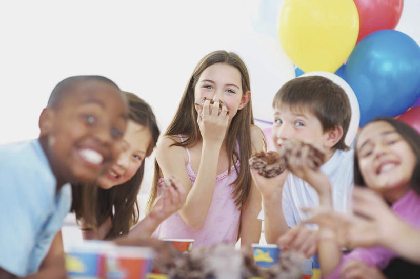 点心,西方人,儿童,伙伴,朋友,坐,笑,吃,微笑,露齿笑,横图,彩色,室内,白天,正面,友谊,纯洁,餐桌,桌子,蜡烛,欧洲,非洲,黑人,欧洲人,五个人,握,阴影,服装,朦胧,模糊,装饰,光线,火焰,影子,烛光,塑料,食品,许多人,燃烧,拿,拿着,注视,休闲装,文化,食物,糕点,小孩,衣服,气球,塑料制品,生日蛋糕,点燃,观察,看,祈祷,一群人,休闲,休闲服,橡胶,可爱,童年,童趣,握着,许愿,服饰,餐台,观看,纪念,华丽,修饰,祈求,点缀,察看,关注,童真,橡胶制品,烂漫,无邪,衬托,美观,雅致,雅观,平安,天真,友情,男孩,男人,男性,女孩,女人,女性,白种人,非洲人,嚼,食,坐着,半身,彩图,蛋糕,男生,女生