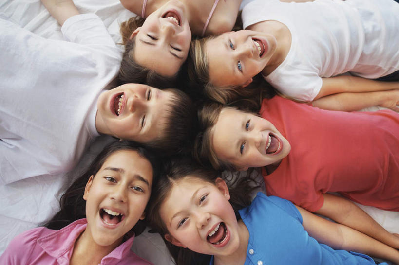 西方人,儿童,伙伴,朋友,躺,笑,微笑,露齿笑,横图,俯视,室内,白天,友谊,纯洁,床,欧洲,非洲,黑人,欧洲人,双人床,床单,许多人,注视,被子,小孩,观察,看,张嘴,一群人,可爱,童年,童趣,观看,察看,被单,关注,张大嘴巴,童真,烂漫,无邪,卧着,天真,友情,男孩,男人,男性,白种人,非洲人,张开嘴,躺着,卧,半身,彩图,高角度拍摄,男生