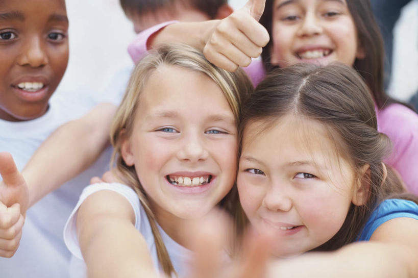 西方人,儿童,伙伴,朋友,站,笑,微笑,露齿笑,横图,室外,白天,正面,快乐,兴奋,友谊,纯洁,智慧,骄傲,成功,胜利,欧洲,非洲,黑人,欧洲人,突出,服装,朦胧,模糊,许多人,注视,休闲装,称赞,表扬,小孩,衣服,观察,看,手势,站着,一群人,休闲,休闲服,可爱,竖,童年,童趣,自信,服饰,观看,翘,高,察看,夸奖,优秀,关注,童真,烂漫,无邪,好,妙,顺利,出色,超群,杰出,卓越,奇妙,聪明,天真,友情,男孩,男人,男性,白种人,非洲人,大拇指,站立,半身,彩图,欢乐,开心,男生