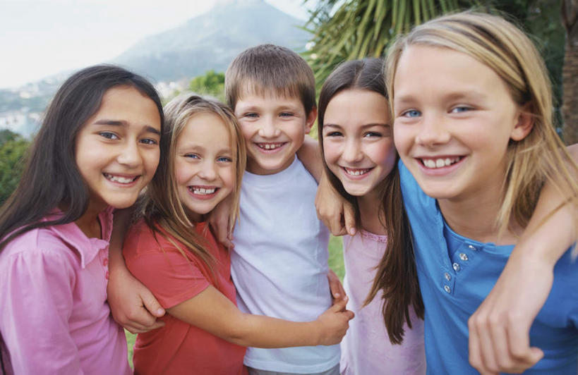 西方人,儿童,伙伴,朋友,站,抱,笑,微笑,露齿笑,横图,室外,白天,正面,友谊,纯洁,草地,草坪,山,山脉,树林,植物,欧洲,非洲,黑人,欧洲人,服装,山峰,山峦,许多人,注视,休闲装,草,树,树木,小孩,衣服,蓝色,绿色,蓝天,天空,自然,群山,天,观察,看,站着,一群人,休闲,休闲服,可爱,童年,童趣,服饰,生长,晴朗,成长,抱着,观看,察看,搂着,关注,童真,烂漫,无邪,万里无云,天真,友情,男孩,男人,男性,白种人,非洲人,晴空,晴空万里,搂,搂抱,站立,半身,彩图,男生