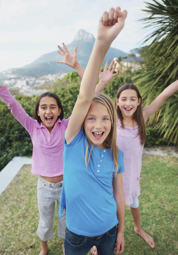 西方人,儿童,三个人,伙伴,朋友,站,举,笑,微笑,露齿笑,竖图,室外,白天,正面,友谊,纯洁,草地,草坪,山,山脉,树林,植物,欧洲,非洲,黑人,欧洲人,服装,山峰,山峦,注视,休闲装,草,树,树木,小孩,衣服,蓝色,绿色,蓝天,天空,自然,群山,天,观察,看,托,站着,休闲,休闲服,可爱,童年,童趣,服饰,生长,晴朗,成长,观看,察看,关注,童真,烂漫,无邪,万里无云,天真,友情,男孩,男人,男性,白种人,非洲人,晴空,晴空万里,举起,举手,举着,向上举,向上伸,向上托,站立,半身,彩图,男生