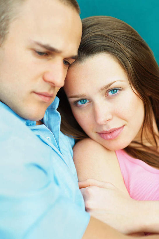 西方人,两个人,家庭,夫妻,躺,抱,竖图,俯视,室外,白天,爱情,椅子,欧洲,欧洲人,服装,浪漫,注视,休闲装,衣服,观察,看,靠,靠着,休闲,温暖,温馨,一家人,休闲服,恩爱,恋人,服饰,抱着,观看,和睦,察看,搂着,关注,卧着,男人,男性,年轻男性,年轻女性,女人,女性,白种人,年轻人,夫妇,情侣,搂,搂抱,躺着,卧,半身,彩图,高角度拍摄,伴侣,融洽