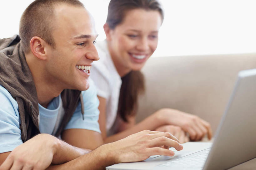 西方人,两个人,客厅,躺,笑,微笑,露齿笑,横图,室内,白天,侧面,爱情,电脑,笔记本电脑,沙发,欧洲,欧洲人,敲打,服装,朦胧,模糊,网络,浪漫,注视,休闲装,输入,通讯设备,衣服,打字,观察,看,休闲,温暖,温馨,休闲服,恩爱,恋人,服饰,观看,点击,敲击,和睦,察看,无线,起居室,关注,通信设备,无线网络,布艺沙发,无线上网,便携式电脑,客堂,卧着,按键,手提电脑,男人,男性,年轻男性,年轻女性,女人,女性,白种人,情侣,躺着,卧,半身,彩图,伴侣,融洽