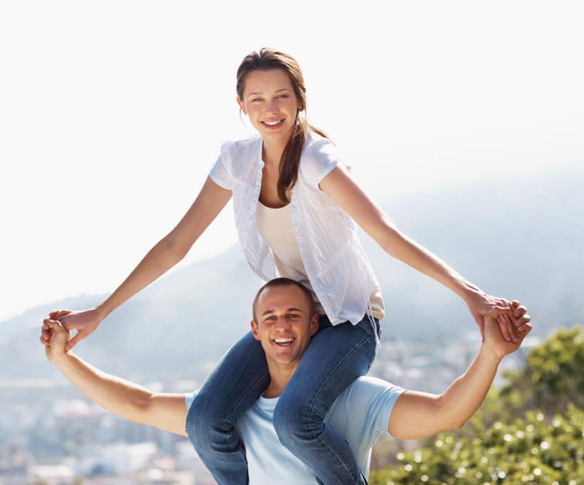 西方人,两个人,站,伸展双臂,握手,笑,微笑,露齿笑,横图,室外,白天,正面,爱情,植物,欧洲,欧洲人,阴影,服装,朦胧,模糊,光线,影子,浪漫,注视,休闲装,树,树木,骑,衣服,蓝色,绿色,白色,天空,阳光,自然,天,观察,看,扛,站着,休闲,温暖,温馨,休闲服,恩爱,恋人,服饰,生长,晴朗,成长,观看,和睦,察看,关注,万里无云,扛在肩上,骑在肩上,男人,男性,年轻男性,年轻女性,女人,女性,白种人,情侣,晴空,晴空万里,搀手,敞开双臂,拉手,伸开双臂,手搀手,手拉手,手牵手,手握手,展开双肩,站立,张开手臂,张开双臂,半身,彩图,伴侣,融洽