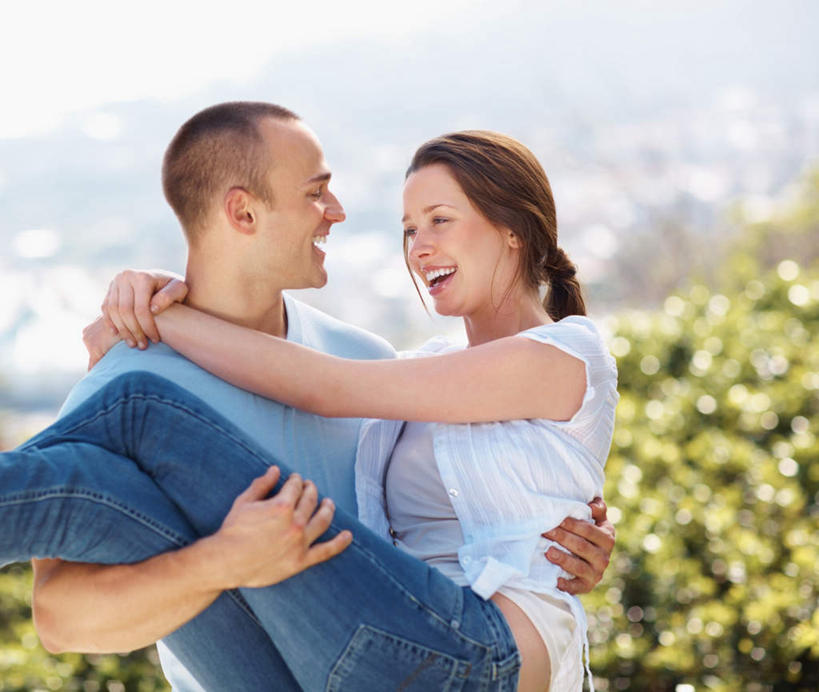 西方人,两个人,站,笑,微笑,露齿笑,横图,室外,白天,正面,爱情,植物,欧洲,欧洲人,握,阴影,服装,朦胧,模糊,光线,影子,浪漫,拿,拎,拿着,休闲装,相视,树,树木,衣服,蓝色,绿色,白色,天空,阳光,自然,天,站着,休闲,温暖,温馨,面对面,休闲服,恩爱,握着,恋人,服饰,生长,晴朗,成长,对视,和睦,互视,相对,新娘抱,公主抱,万里无云,相看,男人,男性,年轻男性,年轻女性,女人,女性,白种人,情侣,晴空,晴空万里,站立,半身,彩图,伴侣,融洽,拎着