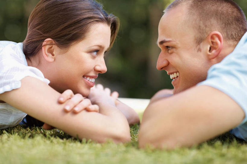 西方人,两个人,笑,双手交叉,微笑,露齿笑,横图,室外,白天,侧面,爱情,草地,草坪,植物,欧洲,欧洲人,阴影,服装,朦胧,模糊,光线,影子,浪漫,休闲装,相视,草,树,树木,衣服,蓝色,绿色,白色,阳光,自然,趴着,休闲,温暖,温馨,面对面,休闲服,恩爱,恋人,服饰,生长,成长,对视,和睦,互视,相对,相看,男人,男性,年轻男性,年轻女性,女人,女性,白种人,情侣,趴,半身,彩图,伴侣,融洽