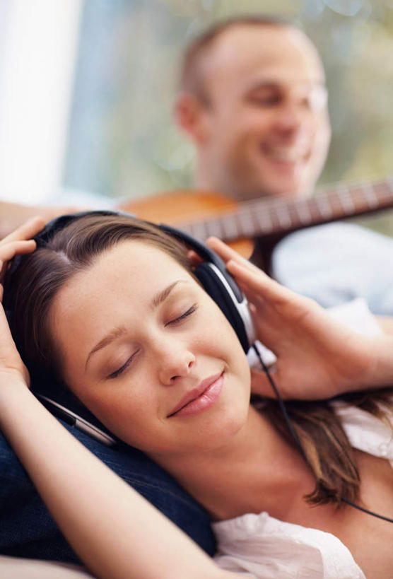 西方人,两个人,躺,举,闭眼,笑,微笑,露齿笑,竖图,室内,白天,仰视,爱情,快乐,满意,幸福,窗户,欧洲,欧洲人,一把,阴影,朦胧,模糊,反射,影子,吉他,乐器,弦乐器,音响,浪漫,音乐,弹奏,注视,娱乐,玻璃窗,耳机,观察,看,托,享受,休闲,温暖,温馨,恩爱,放松,恋人,观看,和睦,察看,舒适,享乐,关注,弹拨弦鸣乐器,卧着,男人,男性,年轻男性,年轻女性,女人,女性,白种人,情侣,闭眼睛,闭着眼,闭着眼睛,举起,举手,举着,躺着,卧,向上举,向上伸,向上托,半身,彩图,低角度拍摄,伴侣,融洽,头戴式耳机,弹拨弦乐器