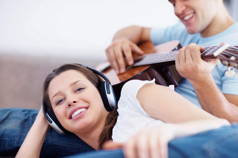 西方人,两个人,躺,举,笑,微笑,露齿笑,横图,室内,白天,正面,爱情,快乐,满意,幸福,窗户,欧洲,欧洲人,一把,撑,阴影,朦胧,模糊,反射,影子,吉他,乐器,弦乐器,音响,浪漫,音乐,弹奏,注视,娱乐,玻璃窗,耳机,观察,看,托,享受,休闲,温暖,温馨,恩爱,放松,恋人,观看,和睦,察看,撑着,舒适,享乐,关注,弹拨弦鸣乐器,卧着,男人,男性,年轻男性,年轻女性,女人,女性,白种人,情侣,举起,举手,举着,躺着,卧,向上举,向上伸,向上托,半身,彩图,伴侣,融洽,头戴式耳机,弹拨弦乐器