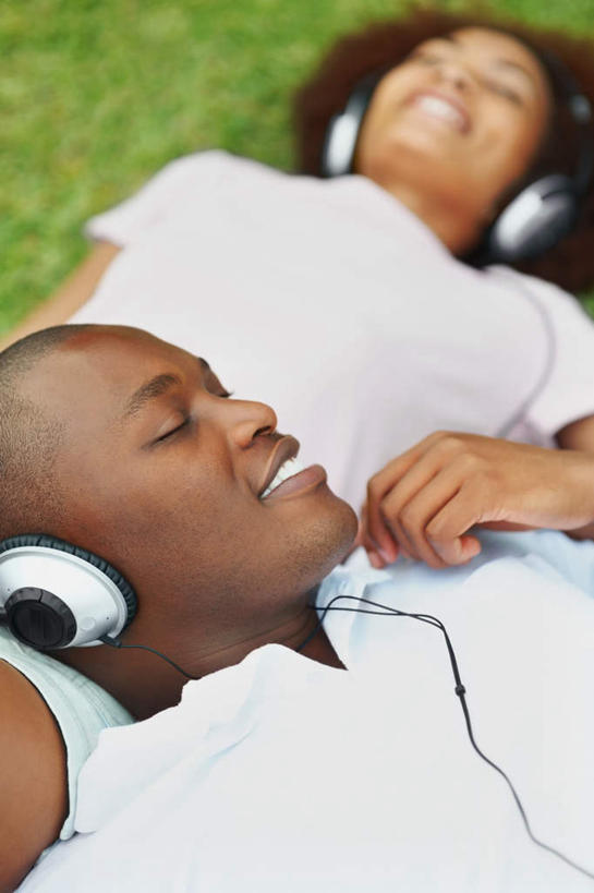 西方人,两个人,躺,闭眼,笑,微笑,露齿笑,竖图,俯视,室外,白天,爱情,快乐,满意,幸福,草地,草坪,植物,欧洲,非洲,黑人,欧洲人,阴影,朦胧,模糊,光线,影子,音响,浪漫,音乐,娱乐,草,绿色,阳光,耳机,享受,休闲,温暖,温馨,恩爱,放松,搭,恋人,和睦,舒适,享乐,搭着,卧着,男人,男性,年轻男性,年轻女性,女人,女性,非洲人,情侣,闭眼睛,闭着眼,闭着眼睛,躺着,卧,半身,彩图,高角度拍摄,伴侣,融洽,头戴式耳机