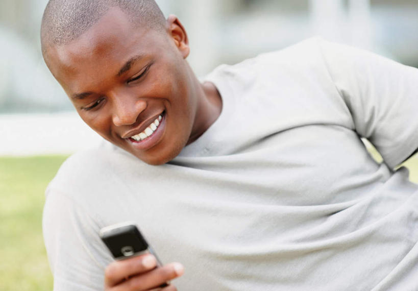 西方人,脸,头,脸颊,秃头,一个人,坐,笑,打电话,微笑,露齿笑,横图,室外,白天,白色背景,正面,草地,草坪,植物,窗户,电话,手机,欧洲,非洲,黑人,欧洲人,仅一个男性,仅一个人,握,阴影,服装,朦胧,模糊,光线,影子,拿,拿着,注视,休闲装,通讯设备,肩膀,玻璃窗,草,仅一个年轻男性,衣服,绿色,灰色,阳光,低头,观察,看,休闲,休闲服,握着,摄影,服饰,影棚,观看,察看,关注,一部,交流,男人,男性,年轻男性,非洲人,头部,光头,无发,脸部,脸蛋,面部,沟通,通话,坐着,半身,彩图,影棚拍摄,拍摄