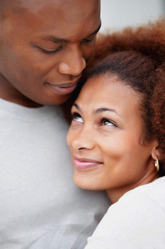 西方人,脸,头,脸颊,头发,秃头,两个人,站,抱,笑,微笑,露齿笑,竖图,室外,特写,白天,白色背景,正面,爱情,欧洲,非洲,黑人,欧洲人,阴影,服装,朦胧,模糊,光线,影子,墙,棕色,浪漫,注视,休闲装,肩膀,墙壁,墙面,装饰品,衣服,灰色,阳光,耳环,饰品,首饰,低头,观察,看,站着,休闲,温暖,温馨,休闲服,恩爱,恋人,服饰,抱着,观看,和睦,察看,搂着,关注,耳饰,男人,男性,年轻男性,年轻女性,女人,女性,非洲人,头部,光头,卷发,无发,脸部,脸蛋,面部,情侣,怀抱,搂,搂抱,相抱,拥抱,站立,半身,彩图,伴侣,融洽,短发