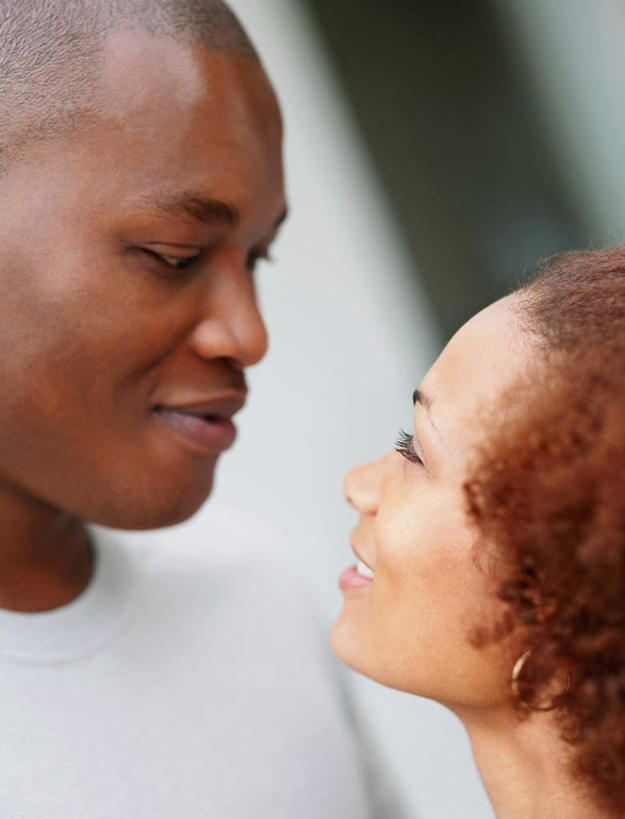 西方人,脸,头,脸颊,头发,秃头,两个人,站,抱,笑,微笑,露齿笑,竖图,室外,特写,白天,侧面,爱情,欧洲,非洲,黑人,欧洲人,阴影,服装,朦胧,模糊,光线,影子,墙,棕色,浪漫,休闲装,肩膀,相视,墙壁,墙面,装饰品,衣服,灰色,阳光,耳环,饰品,首饰,站着,休闲,温暖,温馨,面对面,休闲服,恩爱,恋人,服饰,抱着,对视,和睦,互视,搂着,相对,相看,耳饰,男人,男性,年轻男性,年轻女性,女人,女性,非洲人,头部,光头,卷发,无发,脸部,脸蛋,面部,情侣,怀抱,搂,搂抱,相抱,拥抱,站立,半身,彩图,伴侣,融洽,短发