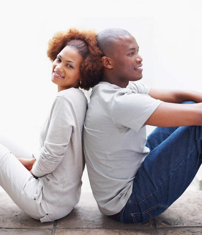 西方人,两个人,坐,笑,微笑,露齿笑,竖图,室外,白天,侧面,爱情,安全,欧洲,非洲,黑人,欧洲人,阴影,服装,朦胧,模糊,光线,影子,墙,浪漫,依靠,注视,休闲装,墙壁,墙面,衣服,灰色,阳光,观察,看,倚靠,背靠背,休闲,温暖,温馨,休闲服,恩爱,背对背,恋人,服饰,观看,和睦,察看,关注,信任,男人,男性,年轻男性,年轻女性,女人,女性,非洲人,情侣,坐着,半身,彩图,伴侣,融洽