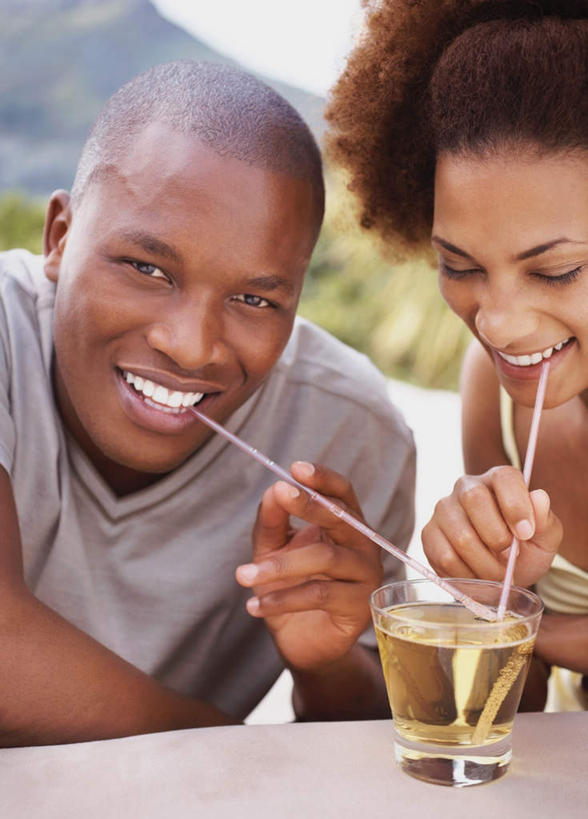 啤酒,西方人,两个人,坐,笑,微笑,露齿笑,竖图,室外,白天,正面,爱情,山,山脉,植物,餐桌,桌子,杯子,欧洲,非洲,黑人,欧洲人,喝,握,阴影,服装,朦胧,模糊,光线,影子,塑料,山峰,山峦,酒类,浪漫,拿,拿着,注视,休闲装,玻璃制品,酒,树,树木,饮料,衣服,绿色,灰色,阳光,自然,酒杯,啤酒杯,塑料制品,吸管,群山,低头,观察,看,休闲,温暖,温馨,休闲服,恩爱,握着,恋人,服饰,生长,成长,餐台,观看,和睦,察看,空心,关注,饮管,男人,男性,年轻男性,年轻女性,女人,女性,非洲人,情侣,玻璃杯,坐着,半身,彩图,伴侣,融洽,圆柱状