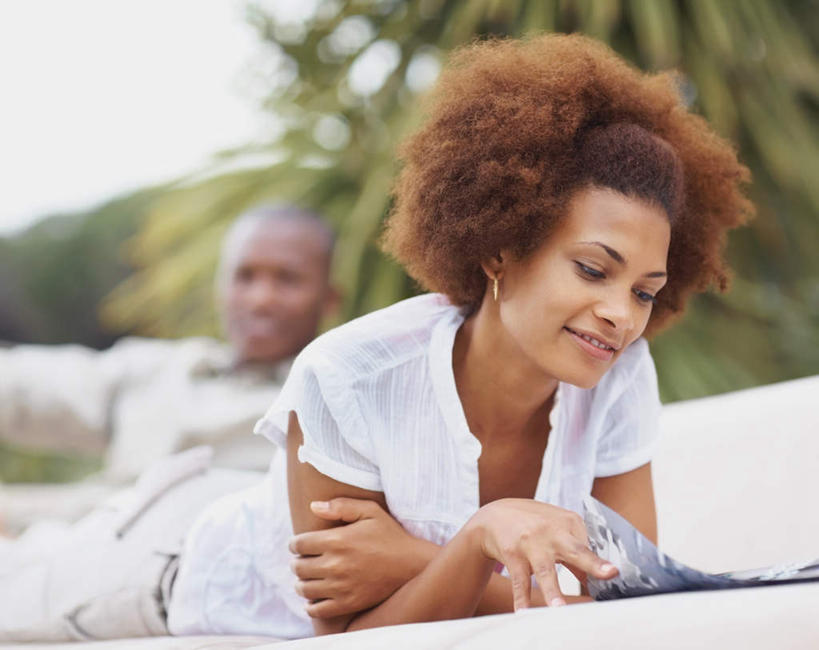 西方人,两个人,笑,双手交叉,微笑,露齿笑,横图,室外,白天,正面,爱情,树林,植物,沙发,书籍,欧洲,非洲,黑人,欧洲人,握,阴影,服装,朦胧,模糊,光线,影子,浪漫,拿,拿着,注视,休闲装,树,树木,衣服,绿色,白色,天空,阳光,自然,天,观察,看,趴着,休闲,温暖,温馨,休闲服,恩爱,握着,恋人,服饰,生长,晴朗,成长,观看,和睦,察看,双手抱胸,关注,万里无云,男人,男性,年轻男性,年轻女性,女人,女性,非洲人,情侣,书,图书,晴空,晴空万里,趴,半身,彩图,伴侣,融洽,皮沙发