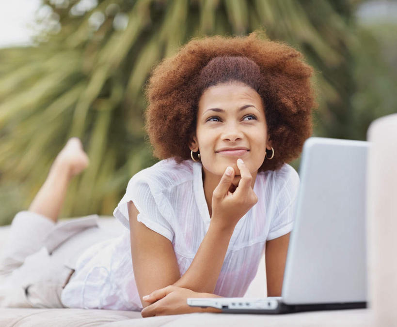 西方人,一个人,笑,微笑,横图,室外,白天,正面,电脑,笔记本电脑,树林,植物,沙发,欧洲,非洲,黑人,欧洲人,仅一个年轻女性,仅一个女性,仅一个人,撑,阴影,服装,朦胧,模糊,光线,网络,影子,托腮,注视,休闲装,通讯设备,树,树木,衣服,绿色,白色,阳光,自然,观察,看,趴着,托,休闲,休闲服,服饰,生长,成长,观看,一台,察看,无线,关注,托下巴,通信设备,无线网络,无线上网,便携式电脑,手提电脑,年轻女性,女人,女性,非洲人,趴,半身,彩图,皮沙发