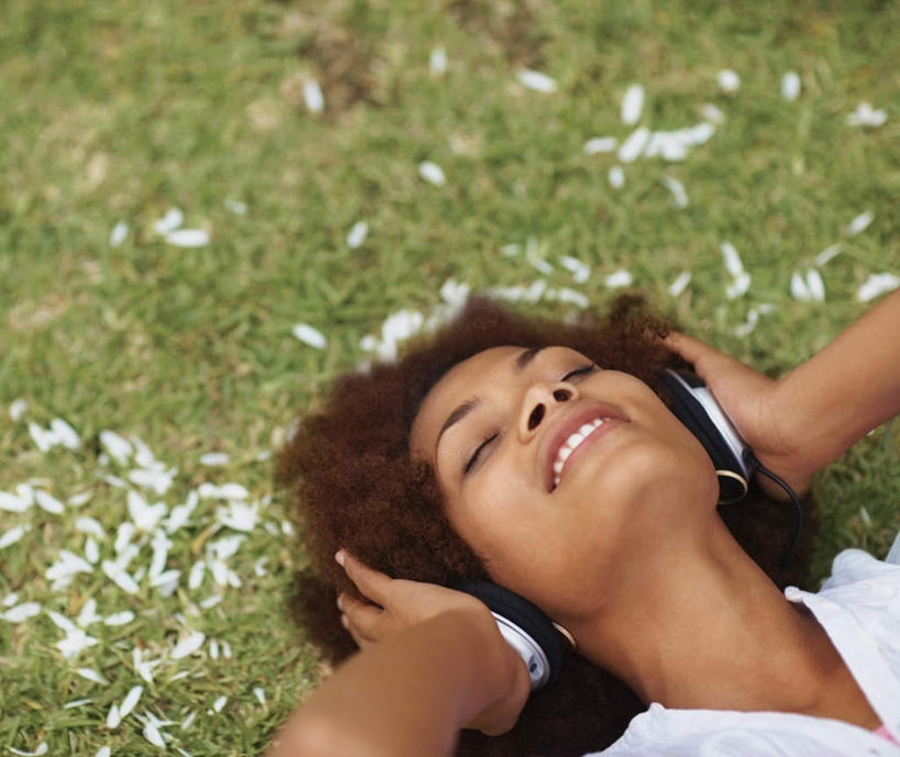西方人,一个人,躺,举,闭眼,横图,俯视,室外,白天,快乐,满意,幸福,草地,草坪,植物,欧洲,非洲,黑人,欧洲人,仅一个年轻女性,仅一个女性,仅一个人,许多,握,阴影,服装,光线,影子,音响,很多,凌乱,音乐,拿,花蕾,拿着,休闲装,娱乐,草,花,花瓣,花朵,鲜花,衣服,绿色,白色,阳光,耳机,花苞,花蕊,托,享受,休闲,休闲服,放松,握着,服饰,混乱,舒适,享乐,纷乱,缭乱,庞杂,卧着,年轻女性,女人,女性,非洲人,闭眼睛,闭着眼,闭着眼睛,举起,举手,举着,躺着,卧,向上举,向上伸,向上托,半身,彩图,高角度拍摄,头戴式耳机