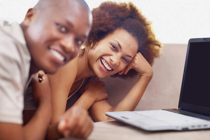 西方人,两个人,笑,微笑,露齿笑,横图,室内,白天,侧面,爱情,电脑,笔记本电脑,窗户,桌子,欧洲,非洲,黑人,欧洲人,撑,阴影,服装,朦胧,模糊,反射,网络,影子,办公桌,墙,浪漫,注视,休闲装,通讯设备,玻璃窗,墙壁,墙面,衣服,黄色,灰色,观察,看,趴着,休闲,温暖,温馨,休闲服,恩爱,恋人,服饰,观看,一台,和睦,察看,无线,撑着,关注,通信设备,无线网络,无线上网,便携式电脑,手提电脑,男人,男性,年轻男性,年轻女性,女人,女性,非洲人,情侣,趴,半身,彩图,伴侣,融洽