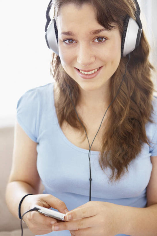 西方人,一个人,坐,竖图,俯视,室内,白天,陶醉,快乐,满意,幸福,窗户,欧洲,欧洲人,仅一个年轻女性,仅一个女性,仅一个人,握,阴影,服装,反射,影子,音响,音乐,拿,音乐播放器,拿着,注视,休闲装,娱乐,玻璃窗,一个,衣服,蓝色,耳机,随身听,观察,看,享受,休闲,休闲服,放松,握着,服饰,单个,观看,察看,舒适,享乐,关注,MP3播放器,年轻女性,女人,女性,白种人,坐着,半身,彩图,高角度拍摄,头戴式耳机,播放器,沉醉