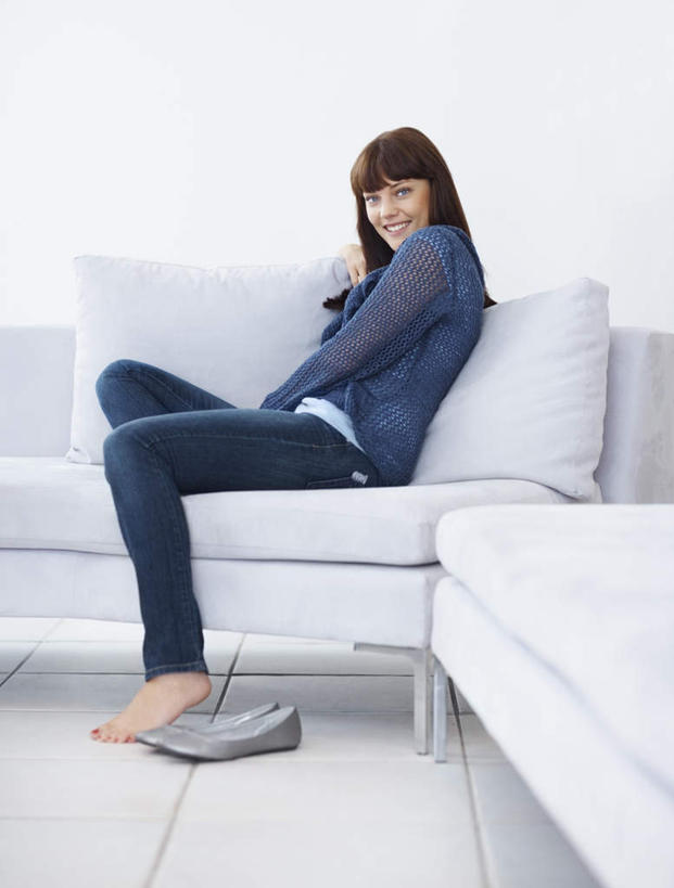 西方人,一个人,客厅,坐,笑,微笑,露齿笑,竖图,室内,白天,侧面,靠垫,沙发,鞋子,欧洲,欧洲人,仅一个年轻女性,仅一个女性,仅一个人,一双,阴影,服装,反射,瓷砖,地砖,影子,墙,靠枕,地面,抬腿,注视,休闲装,墙壁,墙面,衣服,蓝色,白色,垫子,枕头,观察,看,休闲,休闲服,服饰,观看,察看,起居室,关注,平底鞋,布艺沙发,客堂,年轻女性,女人,女性,白种人,坐着,彩图,全身