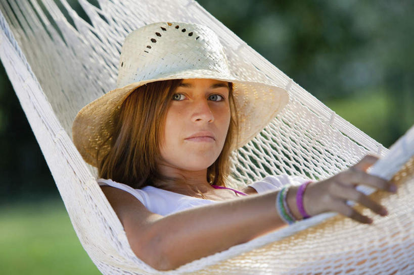 西方人,一个人,躺,横图,室外,白天,侧面,草地,草坪,树林,植物,床,吊床,帽子,欧洲,欧洲人,仅一个年轻女性,仅一个女性,仅一个人,吊挂,悬挂,阴影,服装,朦胧,模糊,光线,影子,挂,注视,休闲装,草,树,树木,衣服,绿色,阳光,自然,遮阳帽,观察,看,享受,休闲,休闲服,服饰,生长,成长,观看,察看,安逸,关注,安适,清闲,卧着,年轻女性,女人,女性,白种人,躺着,卧,半身,彩图